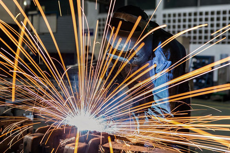 金属技术的保护工业人在汽车零件厂焊接正在图片