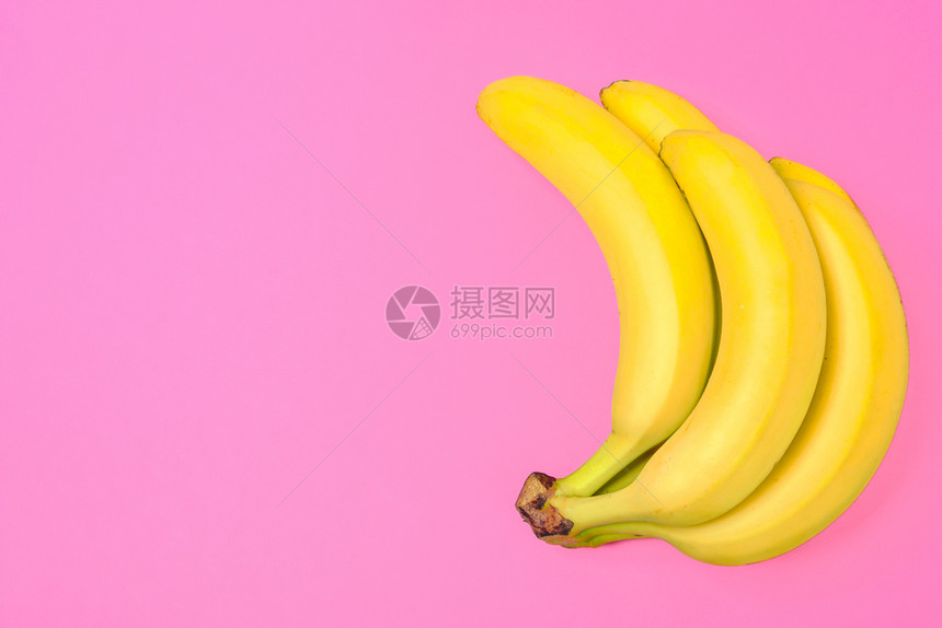 美食异国情调有趣的概念图象一群香蕉被隔离在粉红背景的顶视场复制空间上生的图片