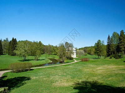 巴甫洛夫斯基户外俄罗斯地标在帕夫洛斯基的一片草原上白色圆顶公园中的白色圆顶在公园里的树木中间背景