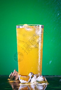 饮食正面照片橙色苏打杯绿底带冰的橙色汽水图片