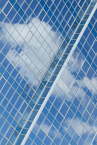 几何的成功装有云反射的玻璃大楼墙图片