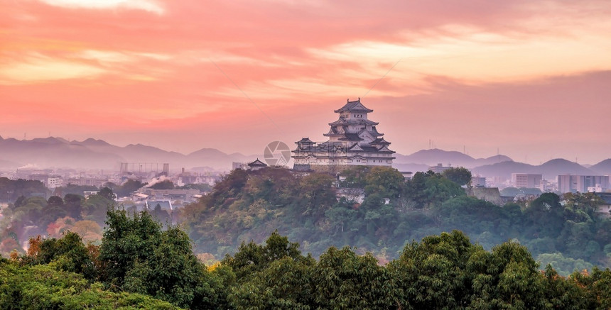 旅行自然落下日出时在本喜地的城堡秋季景图片