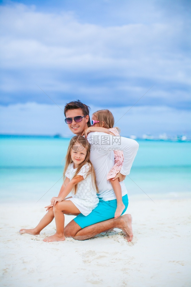 幸福家庭在沙滩上图片
