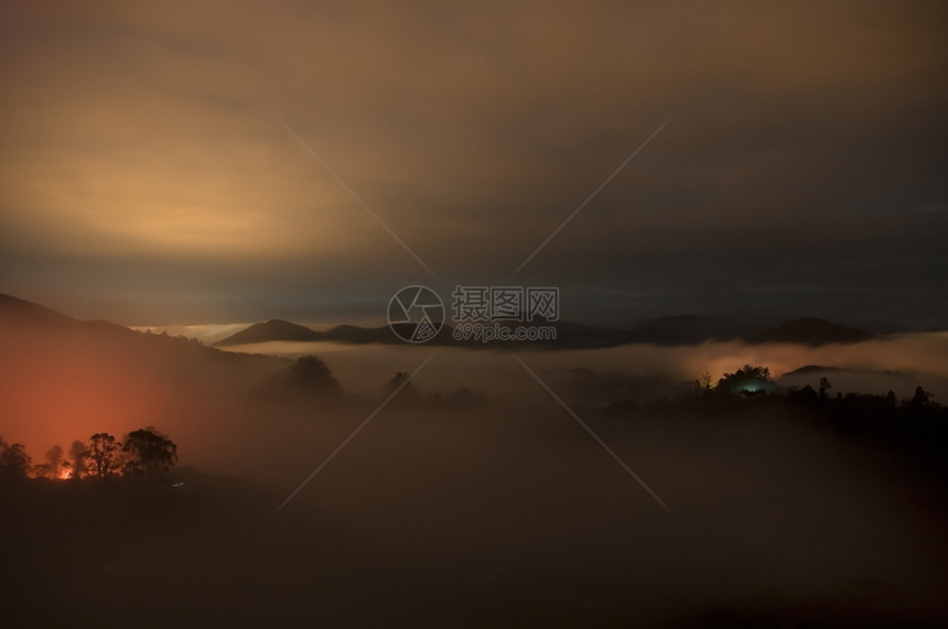 马来西亚卡梅伦高地山上夜雾弥漫在中云雾覆盖在山谷传播旅行超过图片