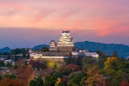 著名的古老遗产日落时本喜地的城堡秋季景图片