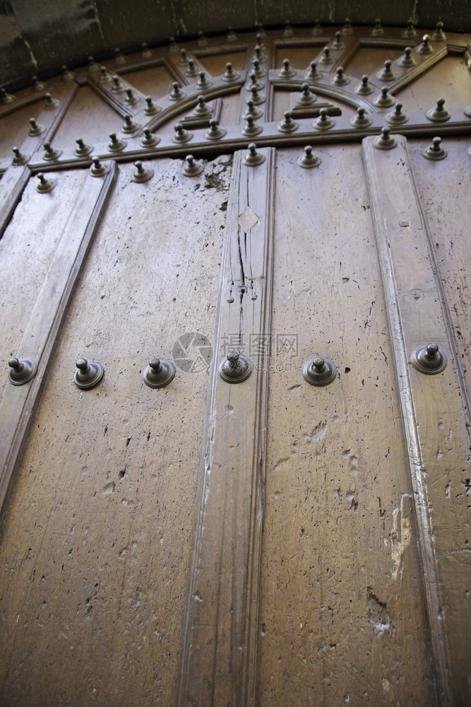 淘气复古的中世纪木制门古老和典装饰细节被损坏的木保姆图片