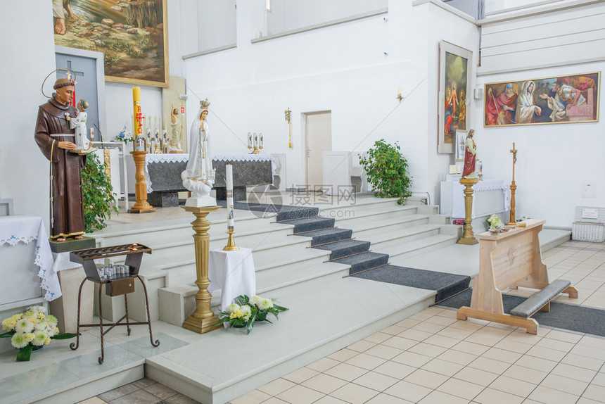 在室内欧洲拉脱维亚里加市天主教堂内地绘画和雕塑2019年5月日图片