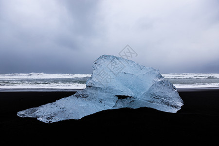 全球的海浪冰岛Jokulsarlon钻石海滩上的冰山风景优美图片