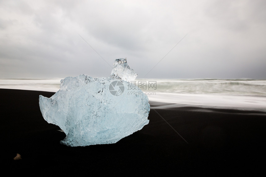 凉爽的和平冰岛Jokulsarlon钻石海滩上的冰山川图片