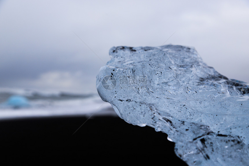 美丽的冰岛Jokulsarlon钻石海滩上的冰山自然冻沙龙图片