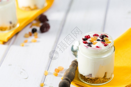 欧洲的水果天然酸奶配有新鲜果浆和谷物薄荷图片