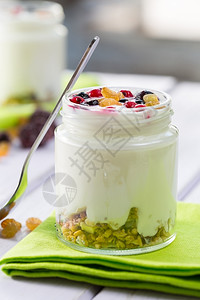 小吃最佳麦片天然酸奶配有新鲜果浆和谷物图片
