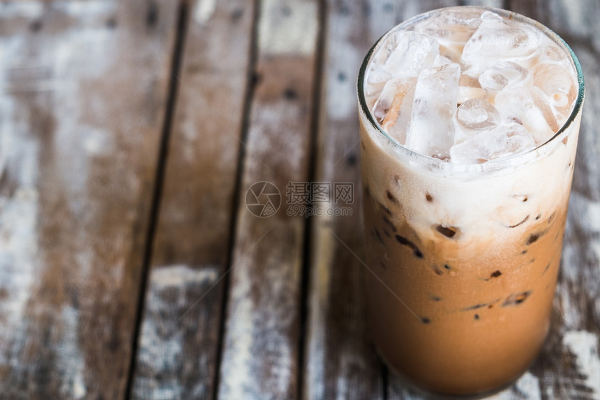 黑暗的冰咖啡和木地板上的牛奶健康品尝图片