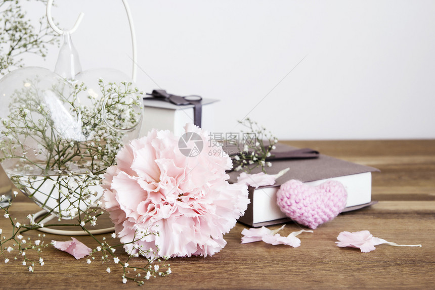 粉色的木制桌上花朵质地植物群图片