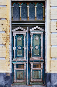 老房子的正面框着蓝色和白的雕刻元素旧高木门乌克兰金属陷害图片