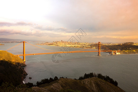 阳光风景优美日落时金门大桥美国加利福尼亚州旧金山海岸图片