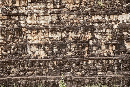 神祇亚洲人国王详细的视图显示柬埔寨A区吴哥汤姆建筑群里LeperKingTerace废墟下几层墙壁之一的背景