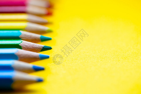 黄色背景里的彩色铅笔图片