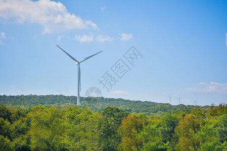 山区和公园的风力涡轮机发电从风中产生力是一种清洁能源创新农场电的图片