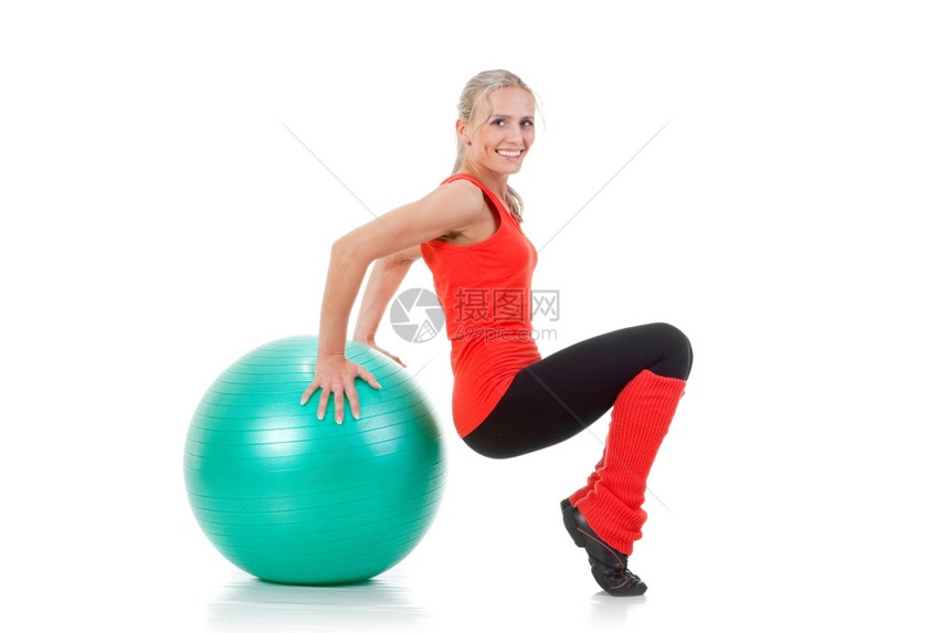 全身一名微笑的女人坐在她膝上平衡在健身球上橙色绿和黑的颜赤脚教练满的图片