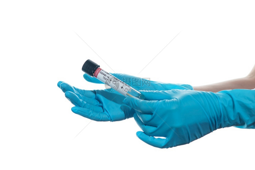 拭子成套工具外科医生妇女手戴蓝色橡胶医疗手套在白色孤立背景上持有COVID19Swab收集包图片