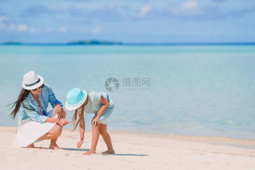 孩子假期家庭母亲和小女儿在海滩上玩得开心美丽的母亲和女儿在加勒比海滩享受暑假的美丽母亲和女儿图片