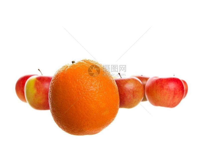 分离橙色与一群苹果相配在白背景上拍一张照片成熟束图片