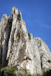 天空罗马尼亚CheileTurzii蓝天上方的大石灰岩山脊峡谷攀登图片