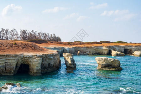 塞浦路斯岛帕福地区Pegeia美丽的岩层和海洞穴风景优美户外旅游的图片