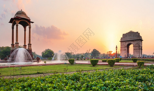 旅游传统的新德里日落时冠和印度门战争纪念馆的景象亚洲图片