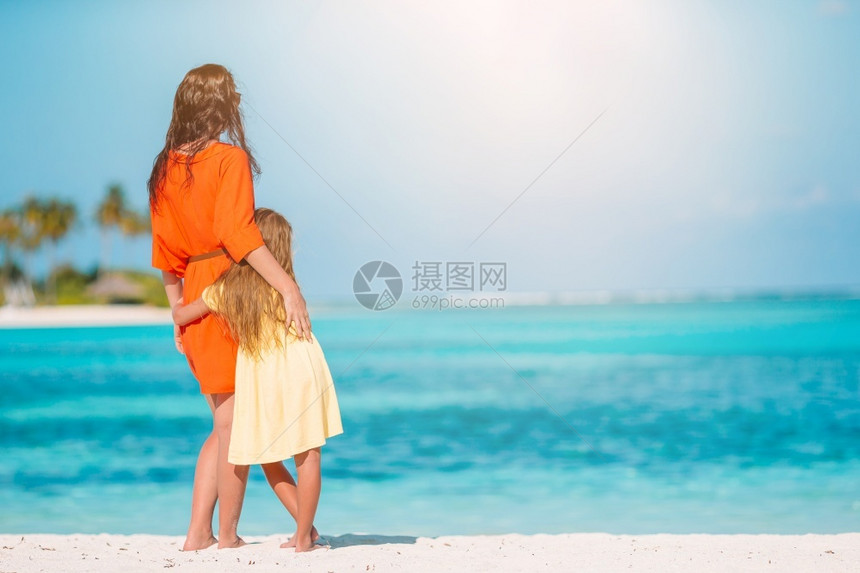 海岸线加勒比滩上美丽的母亲和女儿享受暑假的美丽母亲和女儿在加勒比海滩上享受暑假为人父母白种图片