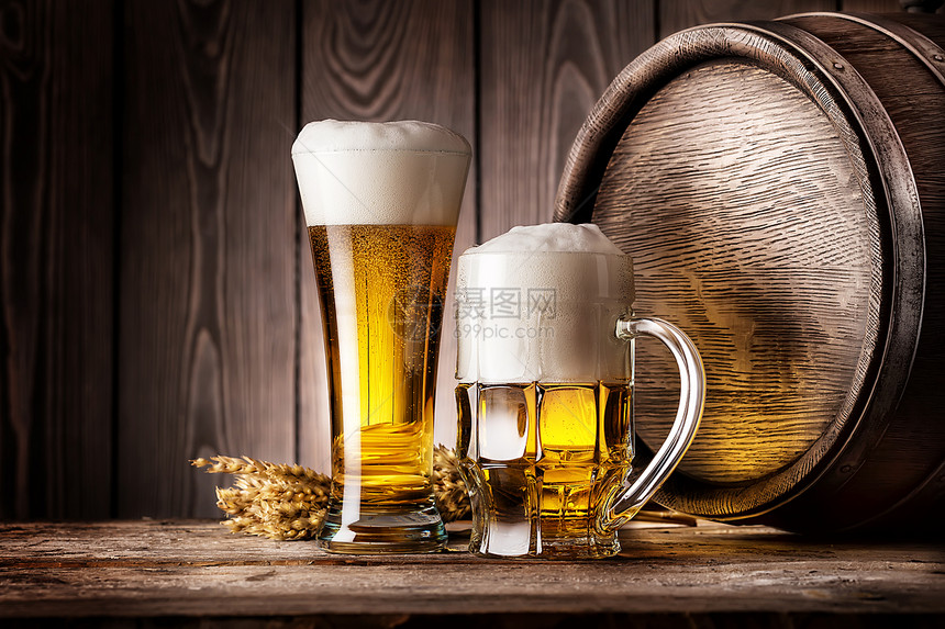 品脱穆格和一杯轻啤酒有大麦耳朵和木桶Mug一杯轻啤酒有大麦耳朵黄色的食物图片