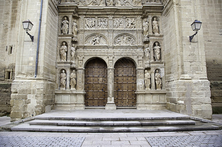 城堡宗教的旧中世纪堂面孔木门和哥特雕塑的细节城市旅游沙特尔图片