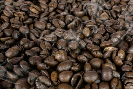 人生高度素材喝团体咖啡生产背景许多热烤褐豆和浓烟作为素材的高度详细信息有质感的背景