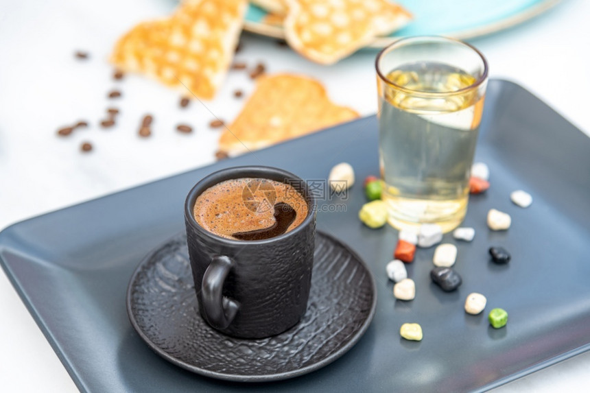 咖啡因现代的休息传统土制咖啡现代黑杯中含水和糖的土耳其传统咖啡图片