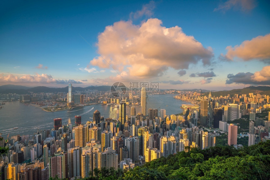 市中心塔天空日落时维多利亚港和香天际的全景图片