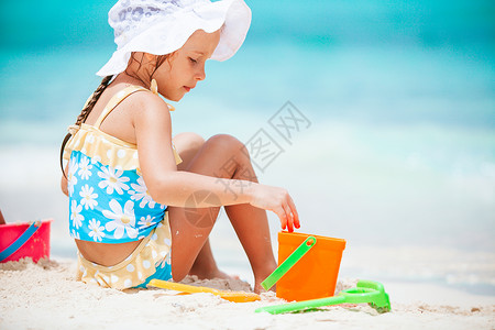夏天在海边玩耍的小女孩图片