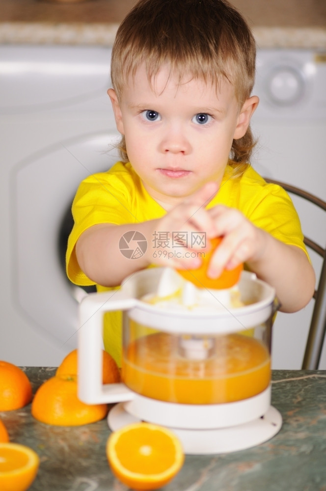 挤橙汁的小男孩图片