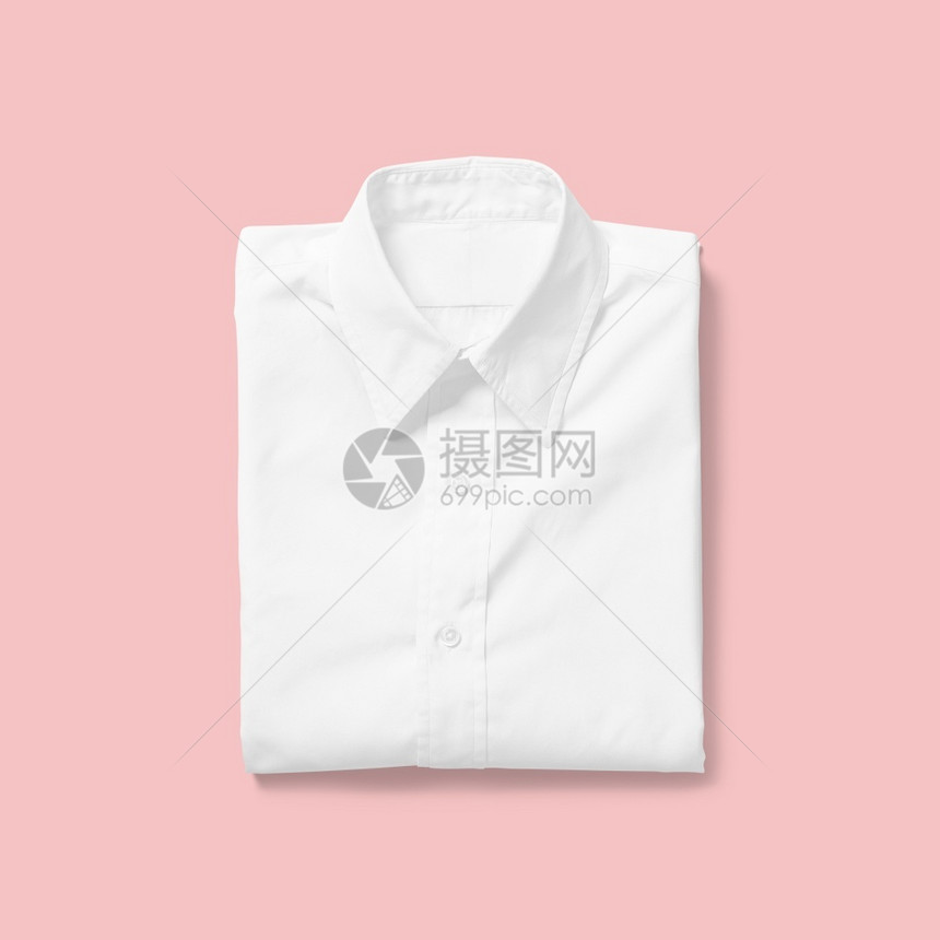 顶端视图白衬衫折叠在适合设计工程的粉色背景上与红色背景隔离干净的丰富多彩衣领图片