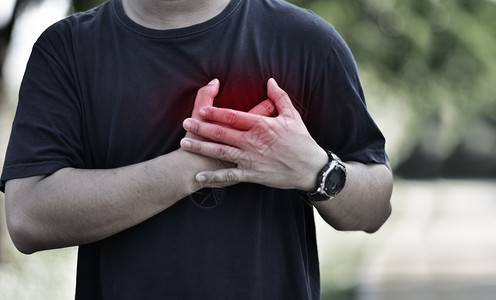 攻击中蜘蛛侠白色的心悸胸部老年人类心脏病将他的手握在心脏中同时患有心血管健康问题的疾病背景