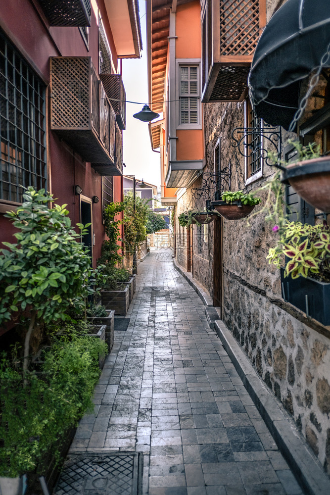 家住宿土耳其安塔利亚老城的狭小街道城市图片