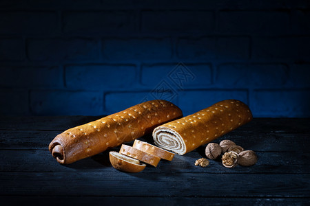 德国甜面包在烧焦的木桌上加胡桃和蓝砖底晚餐香气老的图片