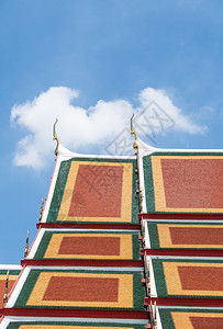 泰国教堂的屋顶上有多彩的土器瓷砖在清蓝的天空下复制间遗产佛教徒红色的图片
