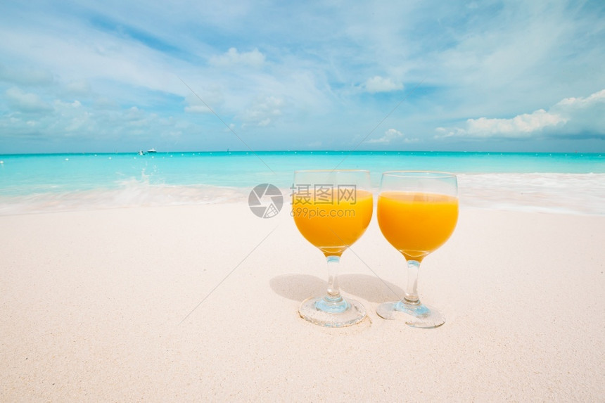 沙滩上两杯美味鸡尾酒图片
