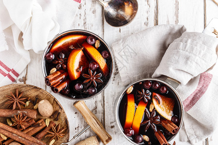 冬季和秋天暖的饮料配有香和红莓马克杯锅森林图片