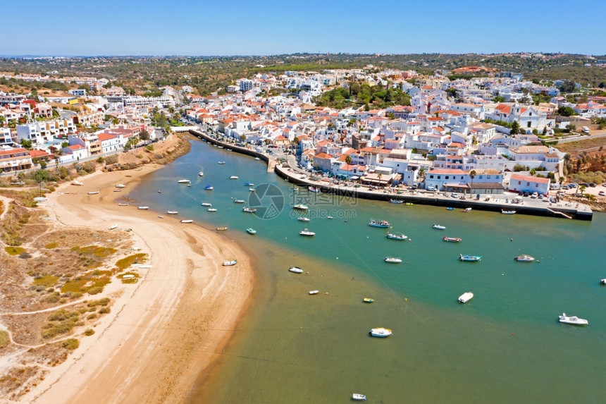 阿拉德镇悬崖来自葡萄牙阿尔加韦Ferragudo村的空中飞机图片