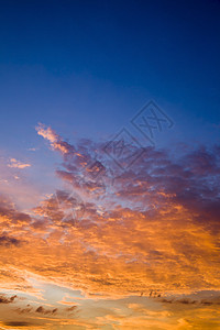 蛤日落蓝天空和黄昏夕阳多彩红黄云的美丽景色风优图片