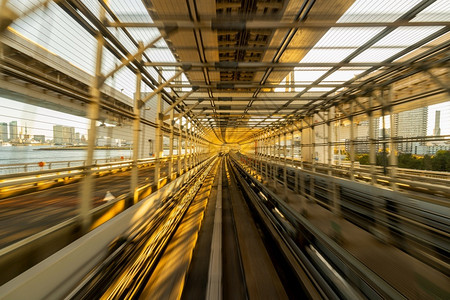 自动列车在日本东京内地隧道移动的作模糊火车城市景观地铁图片