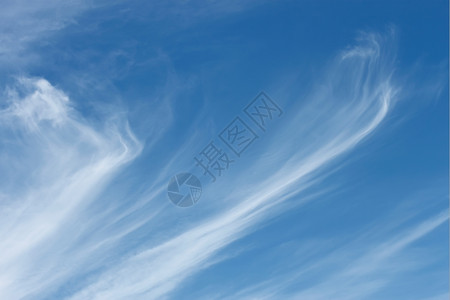 云景白天大气层对抗蓝空的平流层长云背景图片