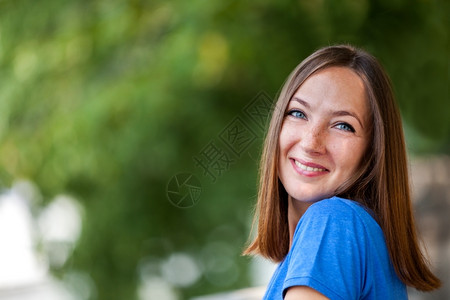 夏天黑发脸露微笑的褐色女人肖像图片
